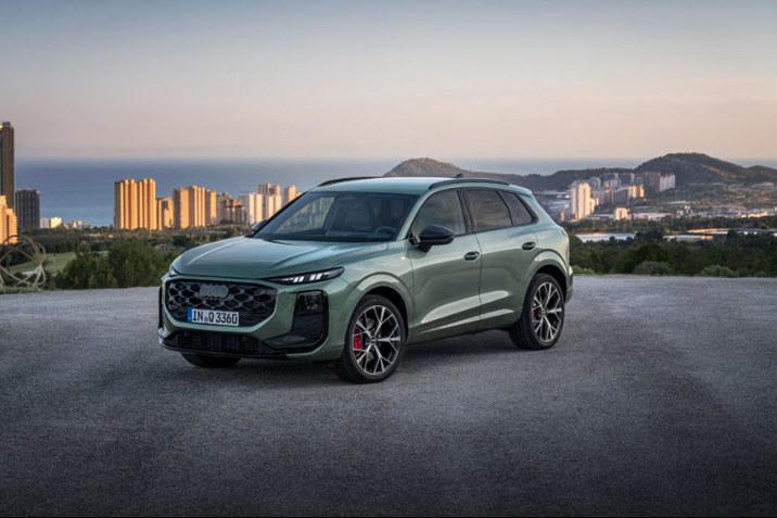 Erleben Sie den neuen Audi Q3 in der Welt der vier Ringe. Am Bild: der neue Audi Q3 vor einem Stadtpanorama.