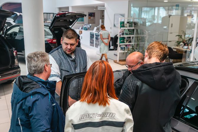 Unsere%20Verkaufsberater%20informierte%20%FCber%20alle%20Details%20zu%20unseren%20Fahrzeugen