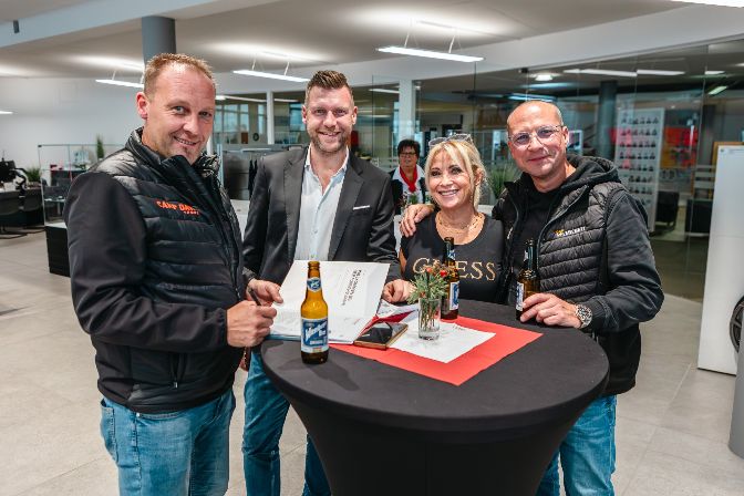 Einige%20Freunde%20des%20Hauses%20nutzten%20die%20Gelegenheit%20sich%20ein%20Angebot%20zum%20neuen%20Audi%20Q3%20einzuholen