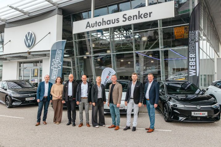 Gruppenfoto mit den Geschäftsführern der Weber Systems Group sowie vom Autohaus Senker vor ID.3, ID.4 und ID.7 Modellen anlässlich der Fahrzeugübernahme von 138 ID.Modellen