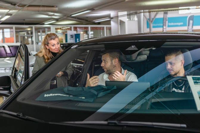 Impressionen%20von%20der%20Fahrzeug%FCbergabe%20an%20die%20Weber%20Systems%20Group%20%231