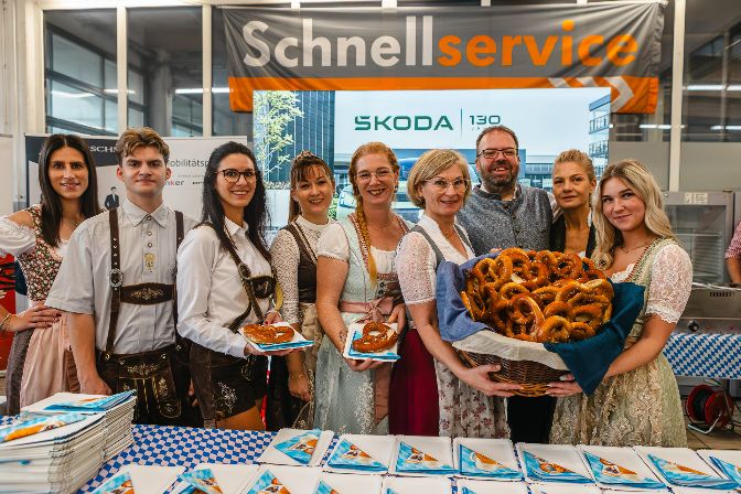 Unser%20Starkes%20Senker%20Team%20mit%20Brezeln%20und%20Wei%DFwurst%20beim%20Senker%20Oktoberfest