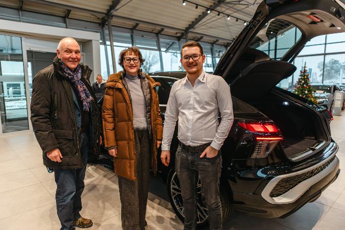 Der%20Audi%20Q3%20lockte%20einige%20Interessenten%20in%20unser%20Haus%20-%20hier%20mit%20unserem%20Verkaufsberater%20Tobias%20Steinlesberger