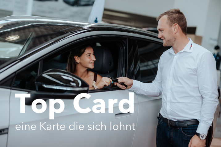 Mit der TopCard der Marken ✓ VW ✓ Audi ✓ SEAT ✓ Skoda ✓ CUPRA  sind die wichtigsten Serviceleistungen 365 Tage im Jahr abgedeckt – und das zu einem attraktiven Preisvorteil. - Service Berater überreicht Schlüssel an Frau im Auto