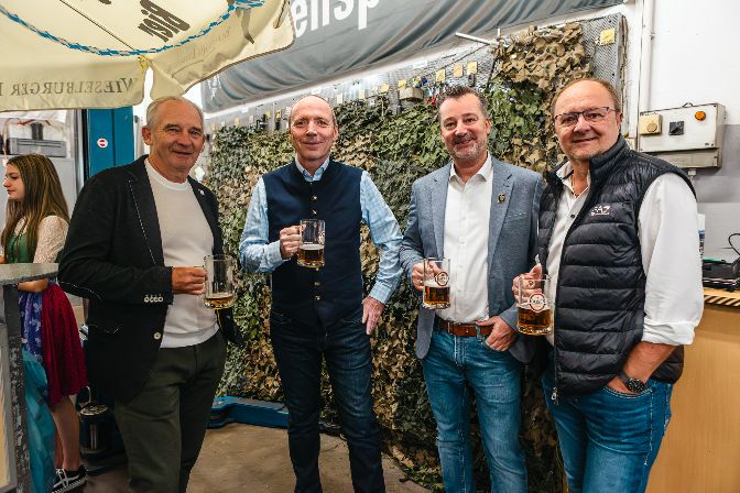 Geseliges%20mit%20einender%20beim%20Senker%20Oktoberfest