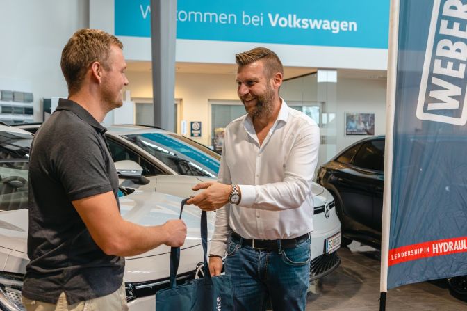 Impressionen%20von%20der%20Fahrzeug%FCbergabe%20an%20die%20Weber%20Systems%20Group%20%232