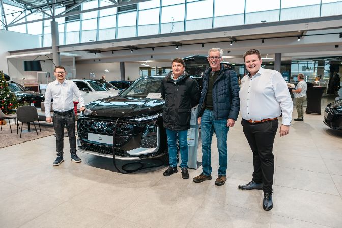 Unsere%20Verkaufsberater%20Tobias%20Steinlesberger%20und%20Markus%20Mascherbauer%20freuten%20sich%2C%20den%20Audi%20Q3%20Sportback%20den%20Interessenten%20n%E4her%20zu%20bringen