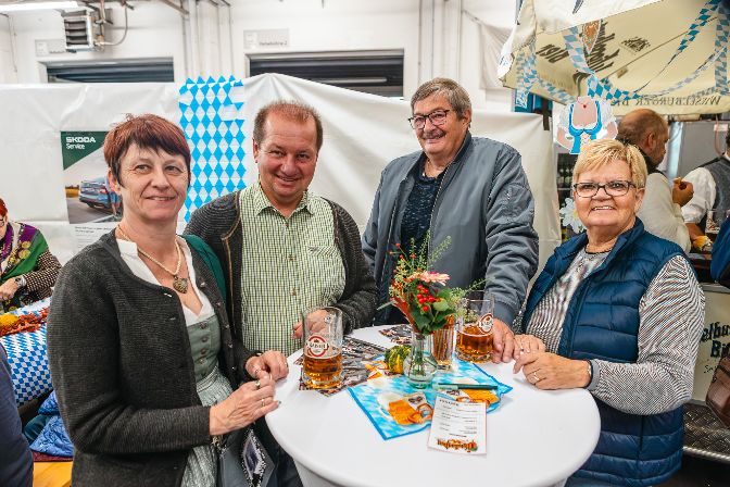 Geselige%20Runde%20beim%20Senker%20Oktoberfest%20in%20Melk