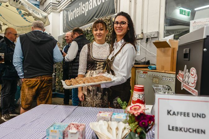 Nicht%20nur%20f%FCr%20typische%20Oktoberfest%20Leckereien%20sondern%20auch%20Kaffee%20und%20Lebkuchen%20war%20gesorgt