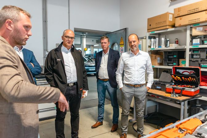 Impressionen%20von%20der%20Fahrzeug%FCbergabe%20an%20die%20Weber%20Systems%20Group%20%237