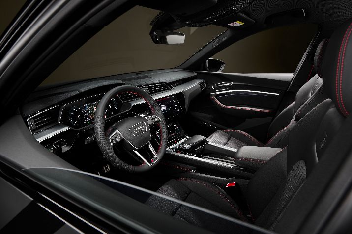 Audi%20Q8%20e-tron%20DAKAR%20Edition