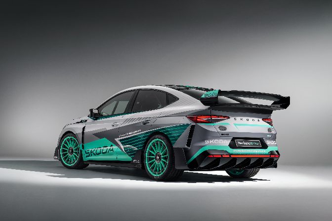 Az%20%FAj%20Enyaq%20RS%20Race