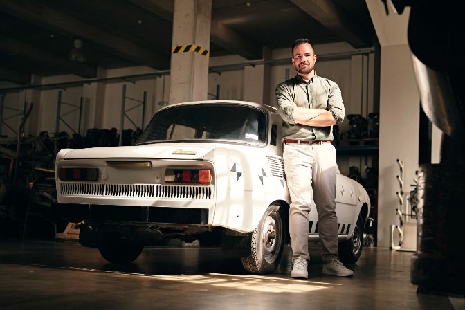 Egy%20ikon%20%FAjra%E9rtelmezve%3A%20a%20%u0160koda%20100%20modern%20kori%20szed%E1nk%E9nt